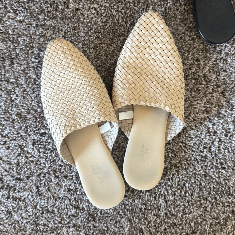 Universal Thread Woven Tan & black Flats
